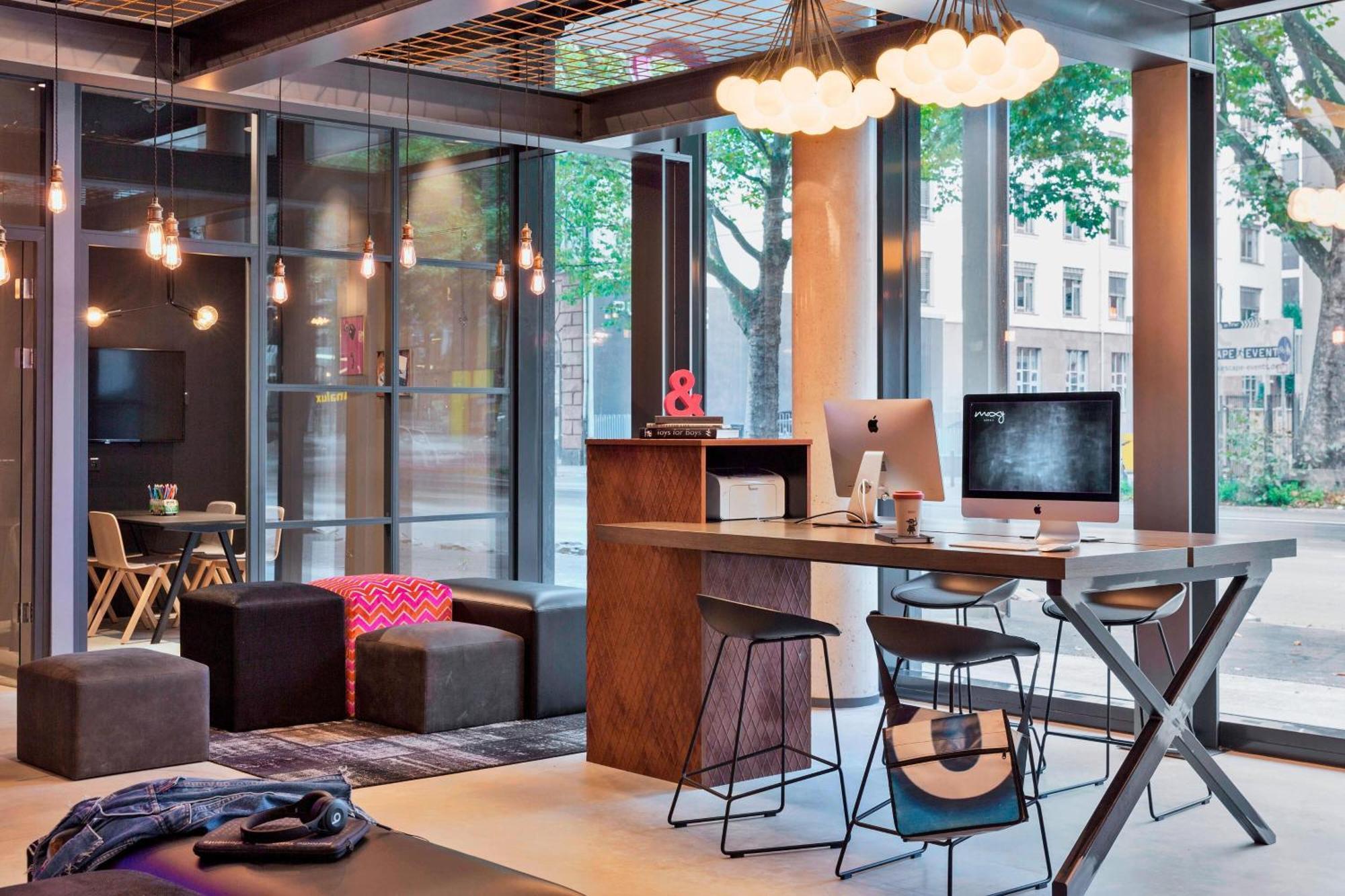 Moxy Frankfurt East Hotel Frankfurt am Main Bagian luar foto